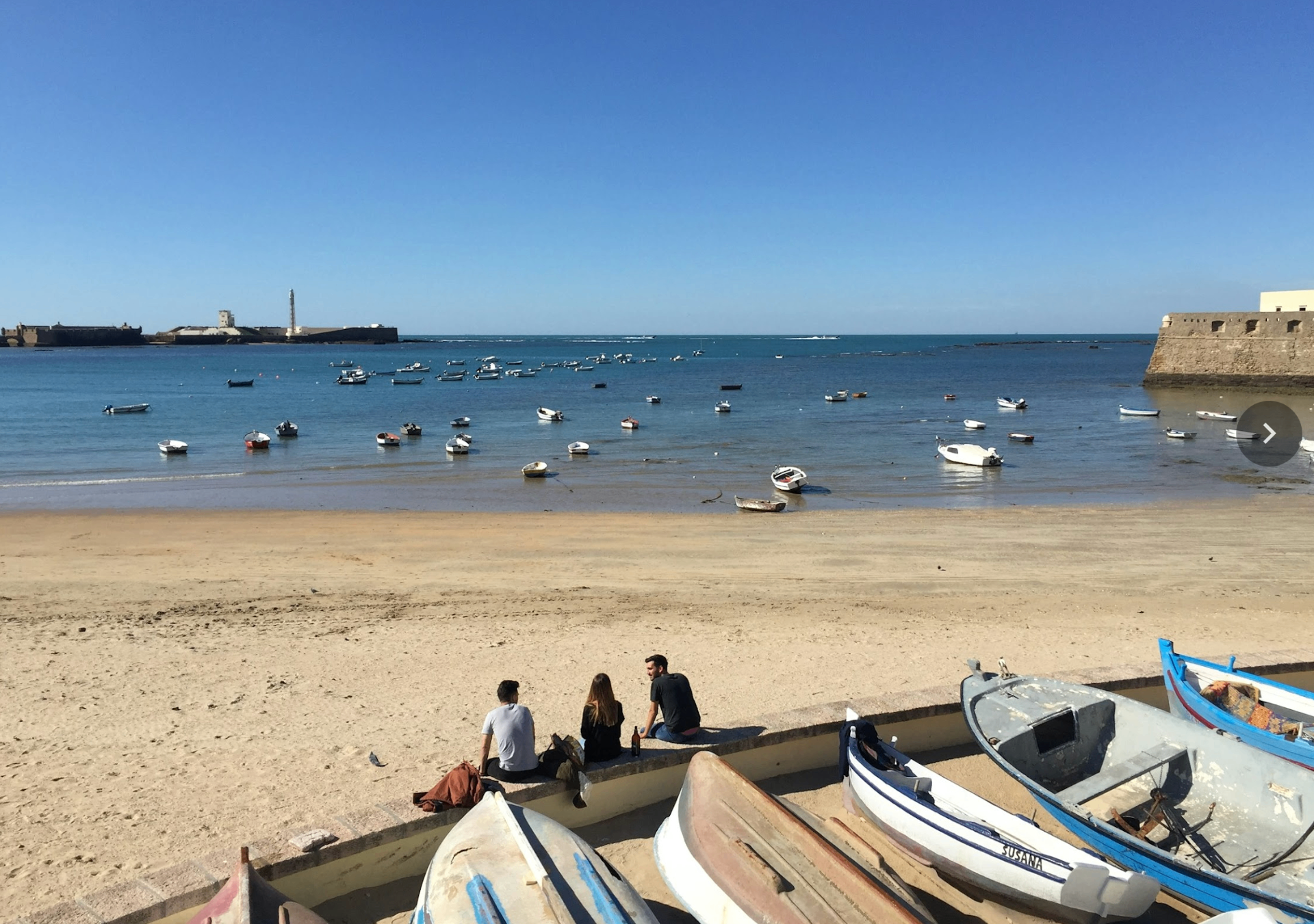 Friends enjoying the beach at Bachata Week Cádiz